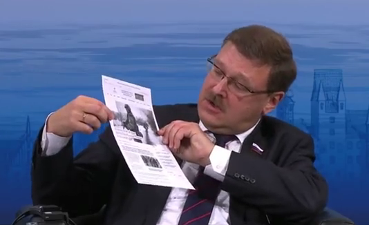 Секретарь_МИДа_показывает_фотку_зрителям_в_зале